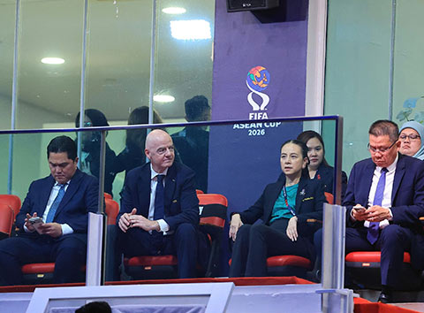 Chủ tịch FIFA và Madam Pang có mặt trên khán đài sân Bung Karno dự khán trận chung kết FIFA ASEAN Cup 2026. Ảnh: Đức Cường