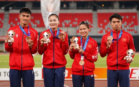 Các tuyển thủ giành HCĐ 4x400m hỗn hợp. Ảnh: Bùi Lượng
