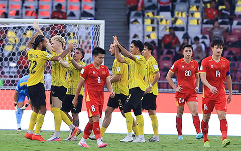 Malaysia đánh bại Việt Nam sau 12 năm - Ảnh: Đức Cường 