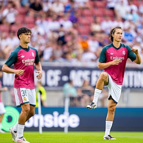 Real Madrid từng sử dụng cặp trung vệ trẻ Mario Rivas - Joan Martinez ở trận giao hữu đầu mùa với Fiorentina. Ảnh: X
