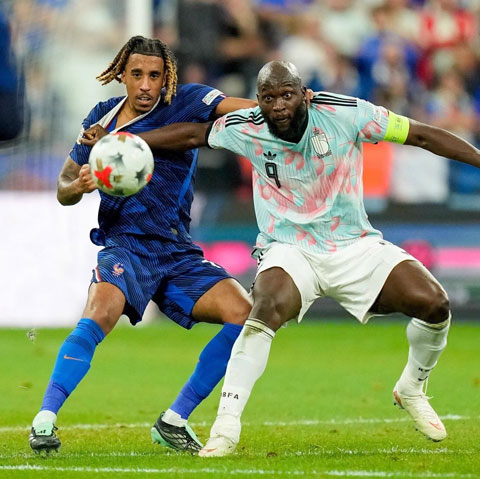 Yoro đã phong tỏa hoàn toàn Lukaku