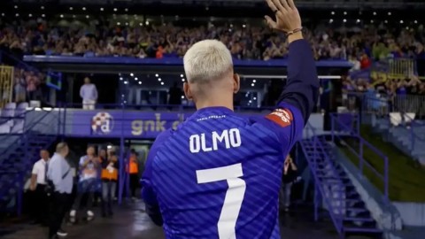Olmo chào các CĐV trong một lần trở lại thăm Dinamo Zagreb. Ảnh: Foot Africa