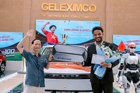 Chủ tịch Geleximco, ông Vũ Văn Tiền trao tặng chiếc xe Jaecoo J5 cho Xuân Son