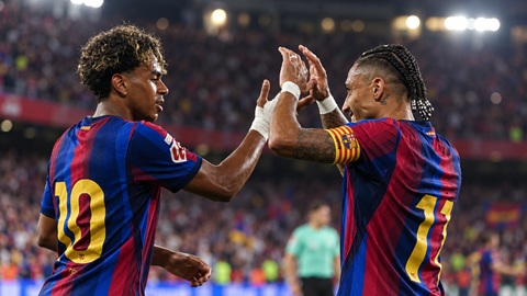Lamine Yamal và Raphinha đều thường xuyên quấn băng tay trong các trận đấu của Barcelona