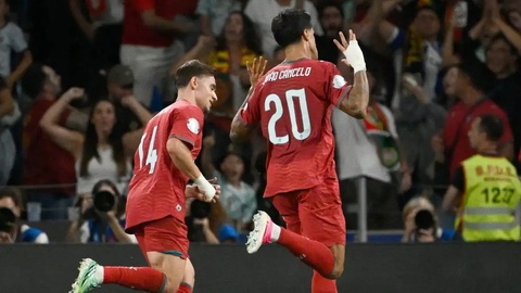 Sao Barca (số 20) ăn mừng sau khi ghi bàn cho ĐT Bồ Đào Nha