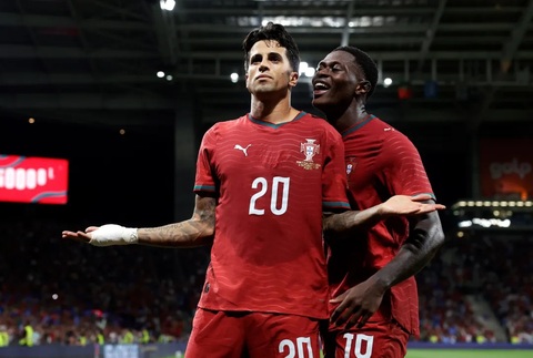 Cancelo biến hóa thành "số 9"