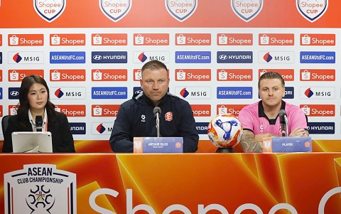 HLV Arthur Diles và Jason Cummings trong buổi họp báo 