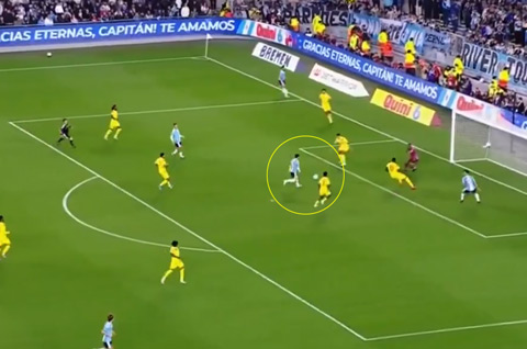 Messi đã dứt điểm ra ngoài ở cự ly này