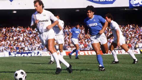 Trevor Francis đối đâu với Diego Maradona 