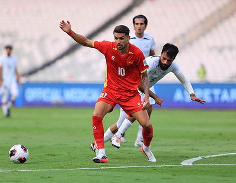 Hoàng Hên dính chấn thương trong trận Việt Nam thắng 4-2 trước Pakistan. Ảnh: Đức Cường