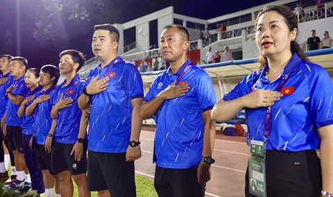 HLV Okiyama Masahiko thứ hai từ phải sang. Ảnh: Anh Khoa 