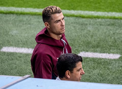 Trong khi Messi là tâm điểm được vinh danh, Ronaldo lại vướng vào những drama