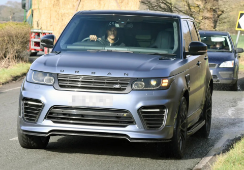 Marcus Rashford lái Range Rover tới sân tập