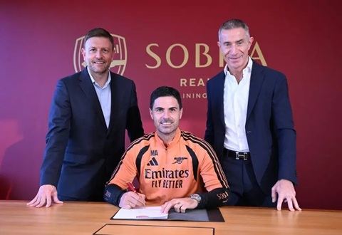 Mikel Arteta, bên cạnh Richard Garlick và Andrea Berta, đã gia hạn hợp đồng đến năm 2030