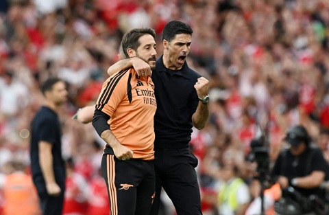 Mikel Arteta cùng huấn luyện viên chuyên về các tình huống cố định Nicolas Jover