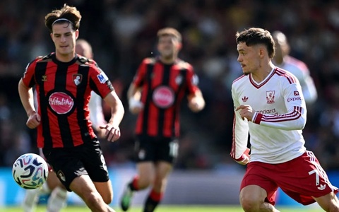 Florian Wirtz (áo trắng) chưa đáp ứng được sự kỳ vọng của Liverpool