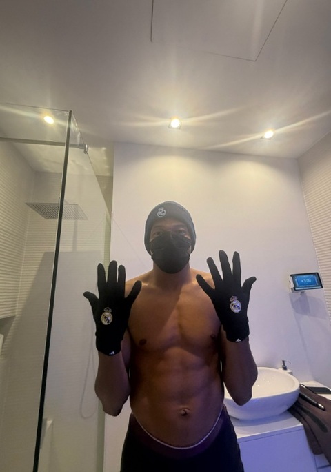Kylian Mbappe "chọc tức" Jose Mourinho