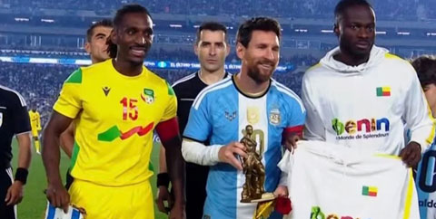 Messi nhận quà tặng từ ĐT Benin
