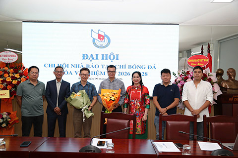 Bà Vũ Thị Hà - Uỷ viên BCH, Phó Chánh văn phòng Hội nhà báo Việt Nam tặng hoa cho Ban Thư ký chi hội nhiệm kỳ 2023 - 2025