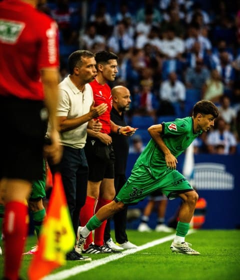 Trước Moyano, HLV Luis Castro từng cho Marc Santos ra mắt ở tuổi 15. Ảnh: Levante UD