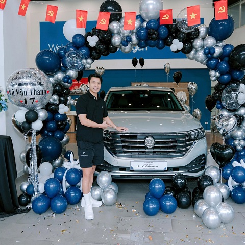Văn Thanh vừa tậu chiếc xe hơn 2 tỷ đồng tặng vợ - Ảnh Facebook Volkswagen Hải Phòng