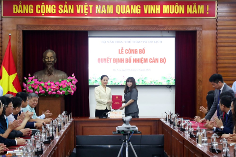 Bộ trưởng Lâm Thị Phương Thanh trao quyết định bổ nhiệm Cục trưởng Cục Văn hóa - Thông tin cơ sở và Gia đình Ninh Thị Thu Hương