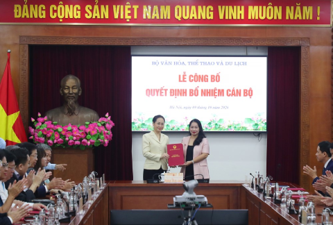 Bộ trưởng Lâm Thị Phương Thanh trao quyết định bổ nhiệm tân Cục trưởng Cục Thông tin điện tử và Chuyển đổi số Nguyễn Thị Hoàng Lan