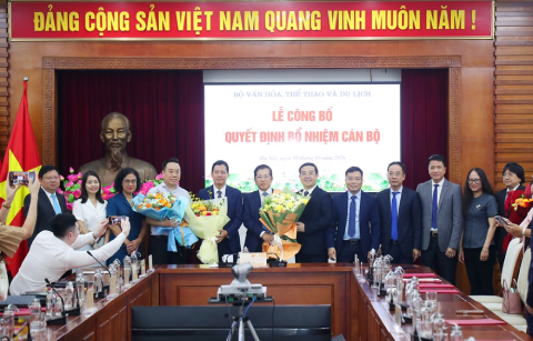 Lãnh đạo các đơn vị chúc mừng cán bộ được điều động, bổ nhiệm