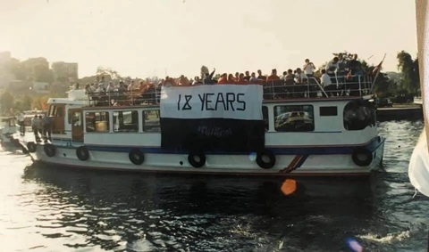 Biểu ngữ '18 YEARS" được treo trên thuyền vào năm 1994 nhằm chế giễu 18 năm trắng tay của Man City