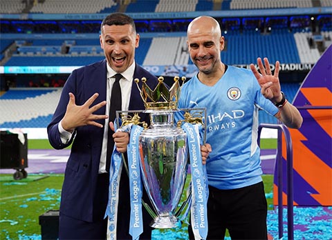 Khaldoon al-Mubarak cùng HLV Pep Guardiola ăn mừng chức vô địch Ngoại hạng Anh 2021/22