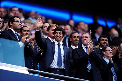 Khaldoon al-Mubarak (trái) cùng ông chủ Sheikh Mansour tại sân Etihad năm 2010