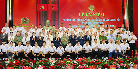 Các đại biểu chụp ảnh lưu niệm