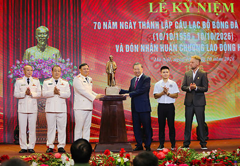 Tổng Bí thư, Chủ tịch nước Tô Lâm tặng quà CLB Công an Hà Nội