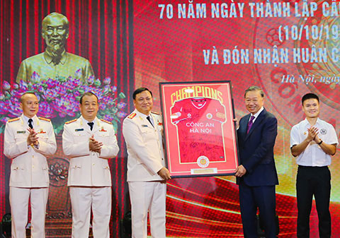 CLB Công an Hà Nội tặng Tổng Bí thư, Chủ tịch nước Tô Lâm chiếc áo thi đấu truyền thống của đội bóng