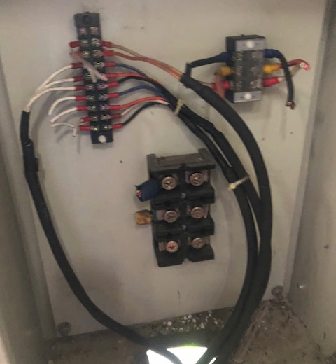 Hệ thống điện chiếu sáng của sân Tân An bị trộm đội nhập. Ảnh: Quang Liêm 