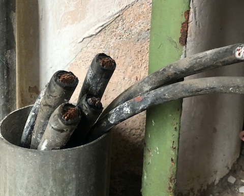 Cáp của sân Tân An bị cắt. Ảnh: Quang Liêm 