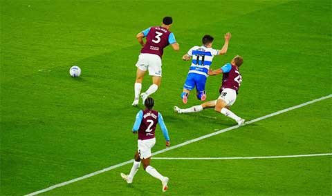 Pha bóng gây tranh cãi ở trận đấu giữa QPR và West Ham