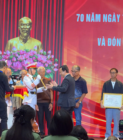 Chủ tịch VFF - Trần Quốc Tuấn quyết định tặng Kỷ niệm chương “Vì sự nghiệp bóng đá Việt Nam” cho cựu cầu thủ CLB Công an Hà Nội
