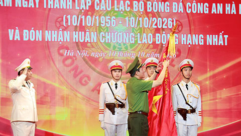 Đại tướng Lương Tam Quang, Bộ trưởng Bộ Công an ghi nhận, biểu dương những thành tích và đóng góp của các thế hệ lãnh đạo, huấn luyện viên, cầu thủ CLB bóng đá Công an Hà Nội trong suốt 70 năm qua