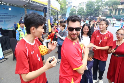 Khách nước ngoài xin chữ ký người hùng ASIAD Ảnh: Bùi Lượng