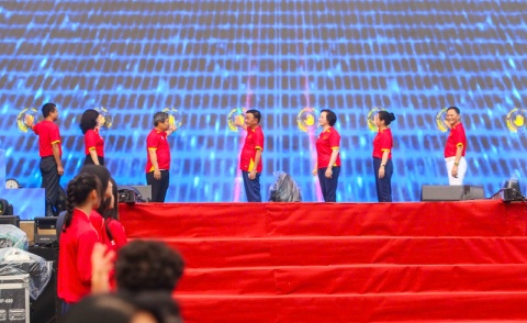 Các đại biểu cùng bấm nút khởi động chương trình Ảnh: Bùi Lượng