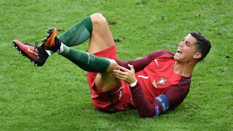 Ronaldo dính chấn thương đầu gối trái trong trận chung kết EURO giữa Bồ Đào Nha và Pháp
