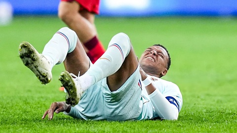 Mbappe nằm đau đớn trên sân sau khi dính chấn thương ở ĐT Pháp