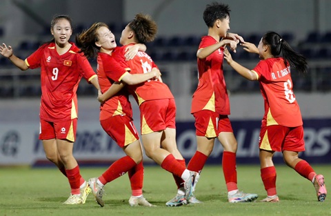 U17 nữ Việt Nam chia sẻ niềm vui ghi bàn. Ảnh: Anh Khoa 