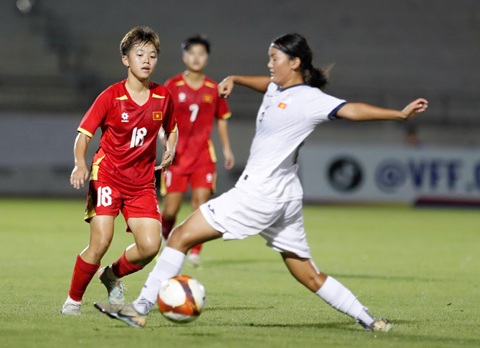 Nguyễn Thị Huyền Trang (số 18) ghi bàn cho U17 nữ Việt Nam. Ảnh: Anh Khoa