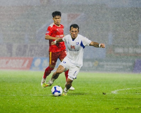 Cơn mưa lớn đã giúp Khánh Hoà có trận thắng ấn tượng trước CAND. Ảnh: CTV 