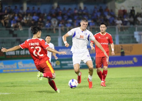 Ngoại binh Kurakin là người chơi nổi bật trong màu áo của Khánh Hoà. Ảnh: CTV 