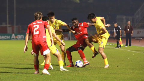 SLNA (áo vàng) vẫn bất bại tại V.League. Ảnh - Đức Cường