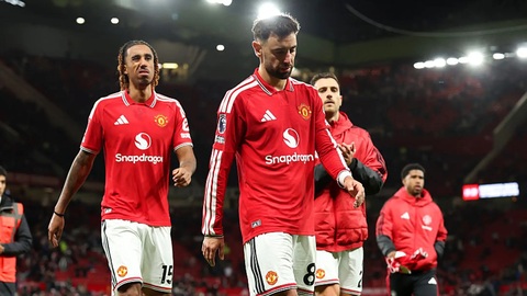 MU bị Tottenham - với 10 cầu thủ trên sân - cầm hòa 1-1, khiến HLV Michael Carrick nhận "gạch đá"