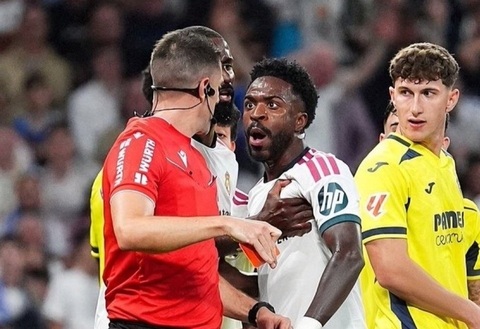 Tiền đạo Vinicius Jr của Real Madrid suýt tẩn trọng tài